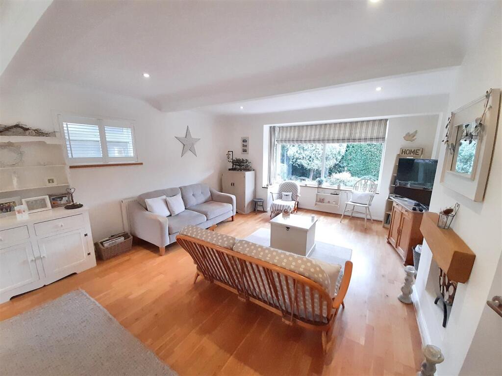 Living room 1 new.jpg