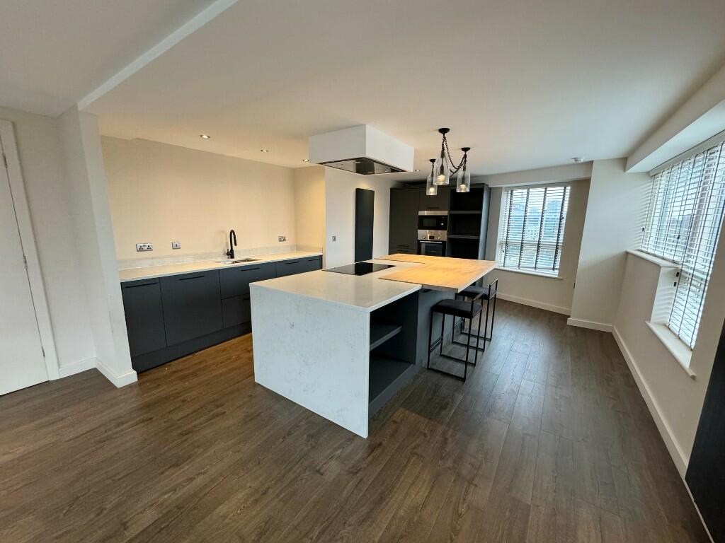 KITCHEN / DINING