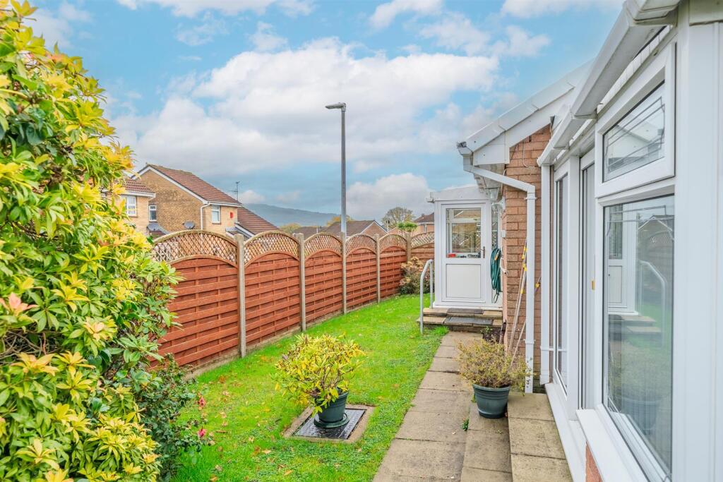 7 Chester Close-24.jpg