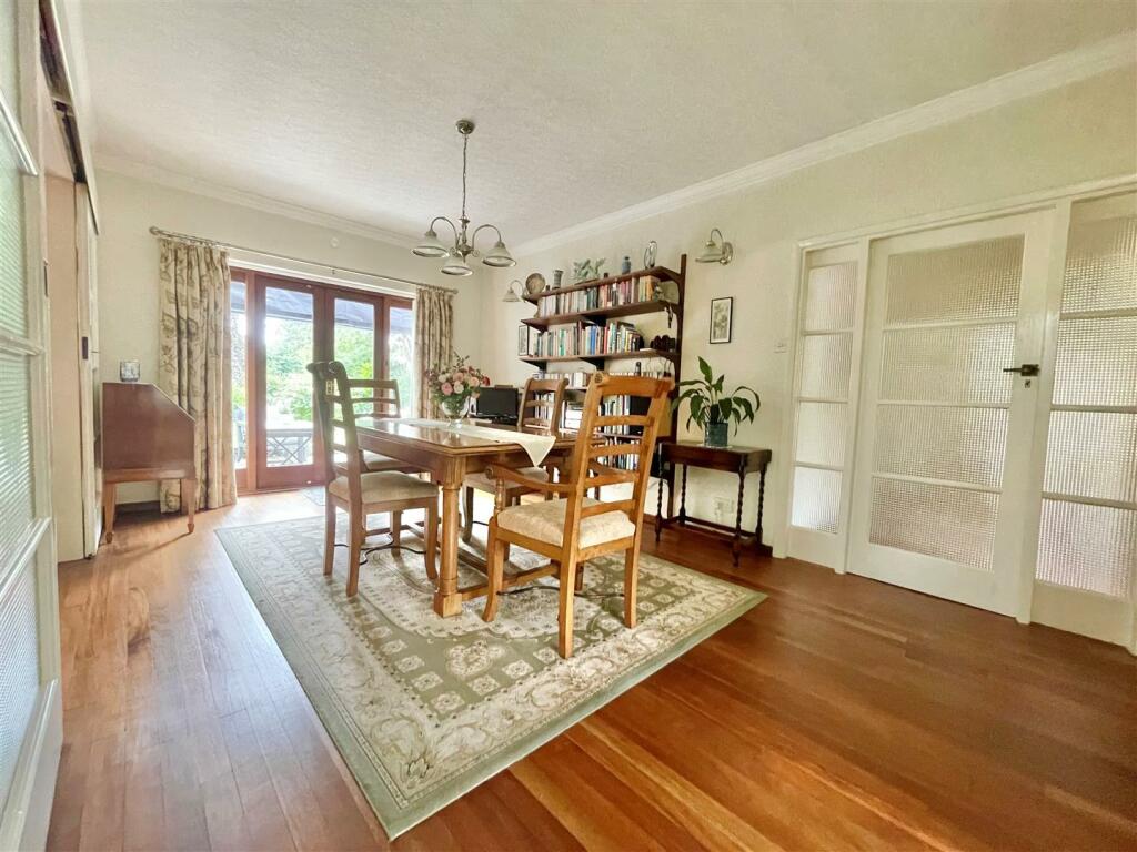Dining room 2.jpg