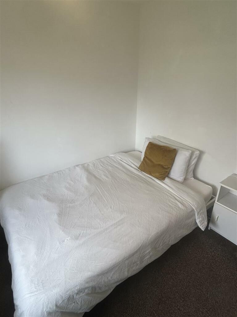 DOUBLE BEDROOM