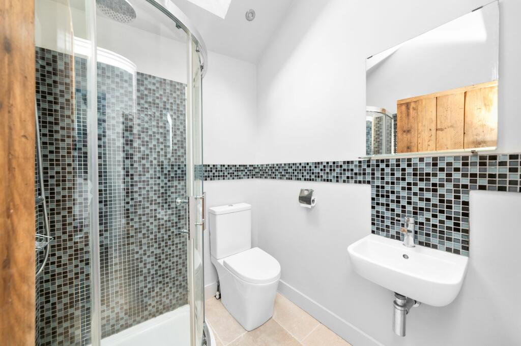 EN-SUITE SHOWER ROOM