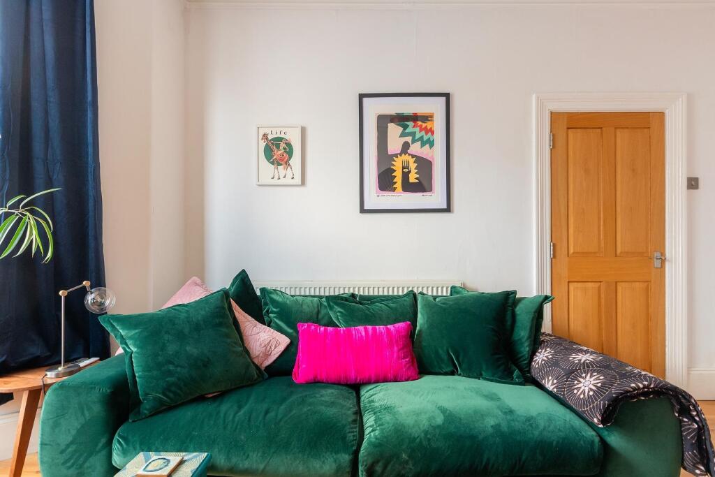 0C6REN - Living Room A.jpg