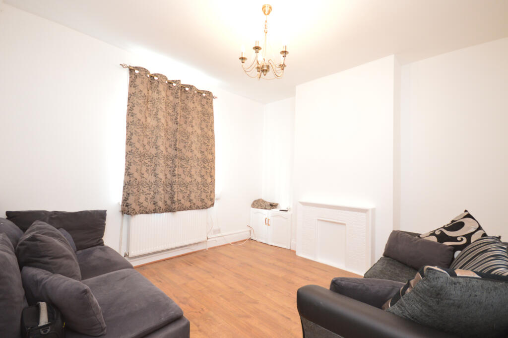 4 Double Bedroom Mid-terraced House to Rent