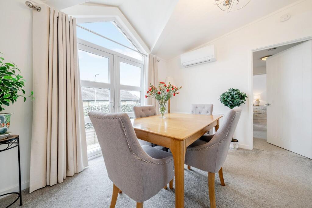 DINING ROOM.JPG