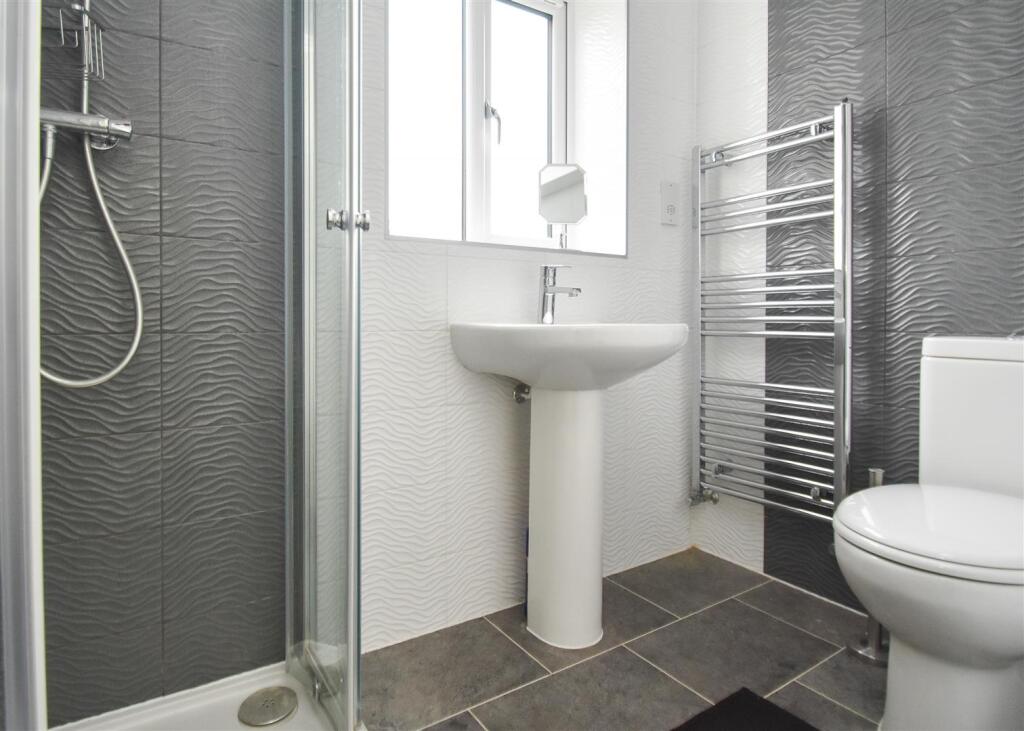 4 Lower Lanes Meadow - Ensuite Shower Room.jpg