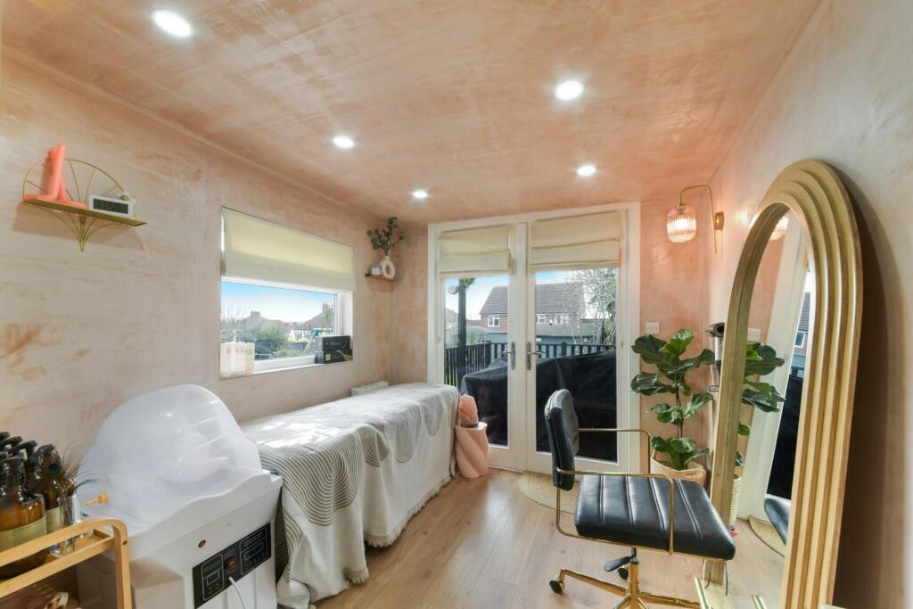 KIRBY CLOSE (12).jpg