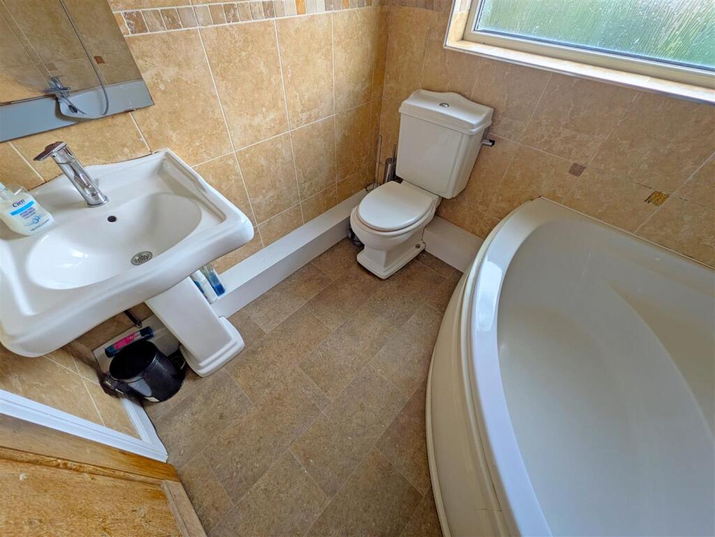 Bathroom_2.jpg