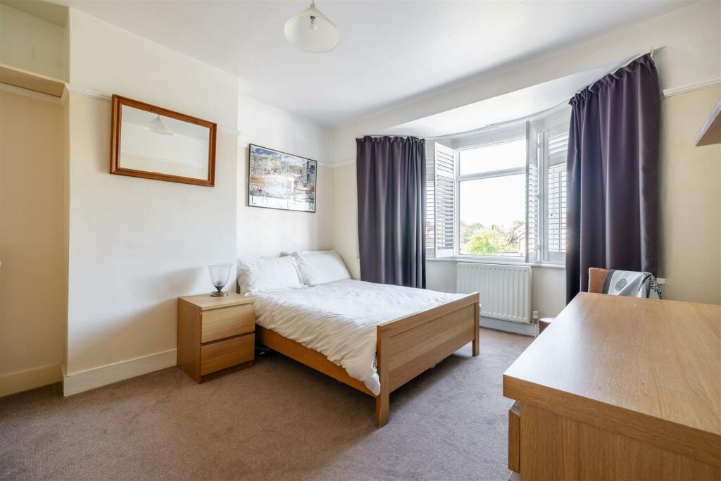Richmond Crescent, E4