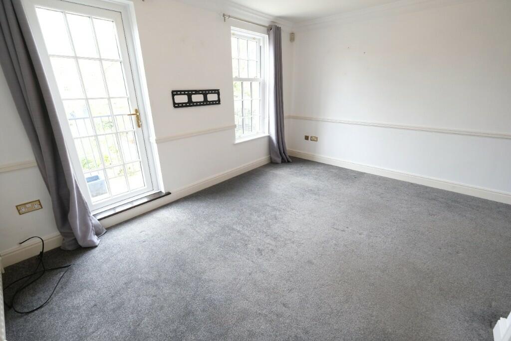 SITTING/DINING ROOM