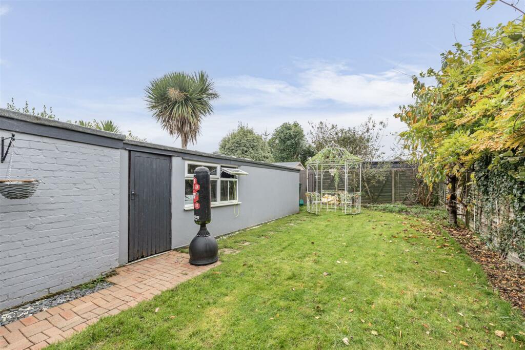 21 Linden Close, New Haw, KT15 3HG - 26.jpg