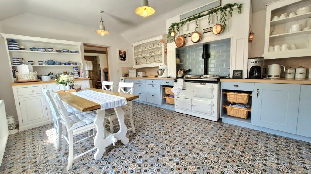 Cottage - Kitchen