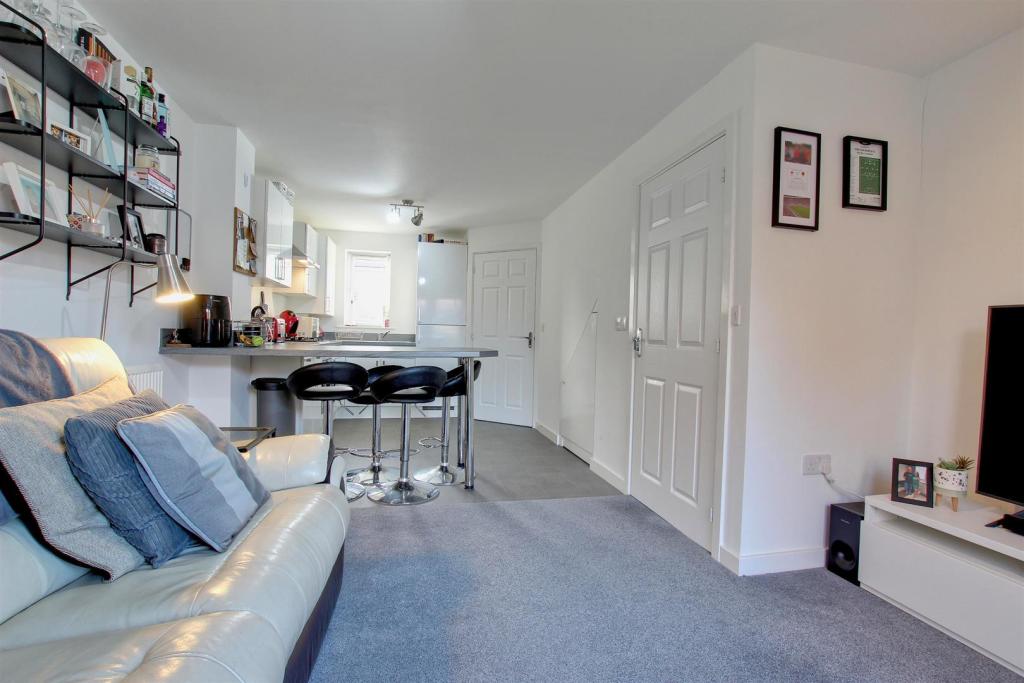 OPEN PLAN BREAKFAST KITCHEN AND LOUNGE
