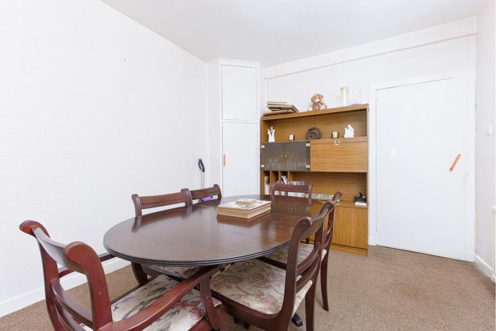 Bed 3 / Dining Room