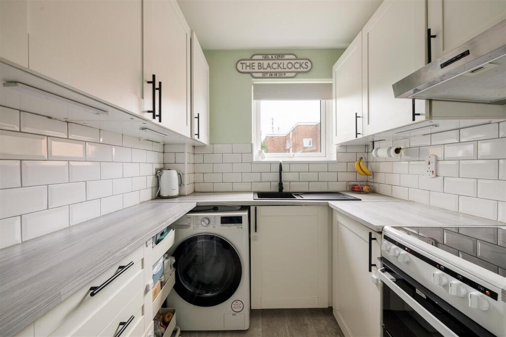 Gordon Road, E18