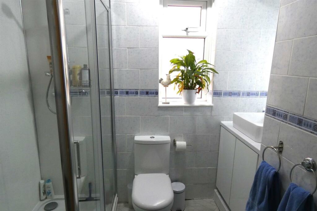 MODERN SHOWER ROOM