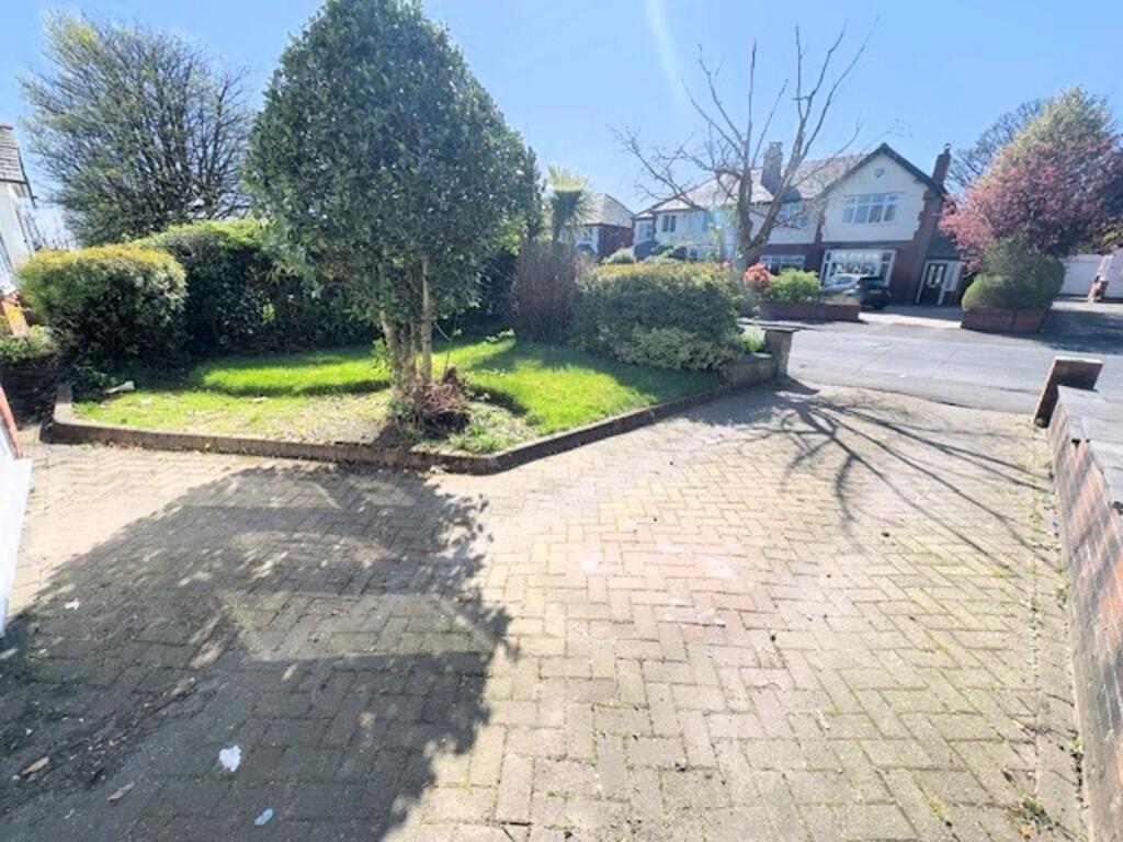 DRIVEWAY/FRONT GA...