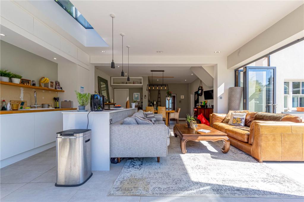 Kitchen/Seating