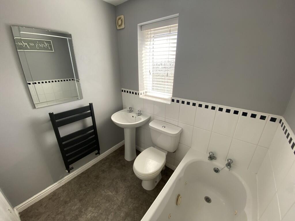 Main bathroom (2)