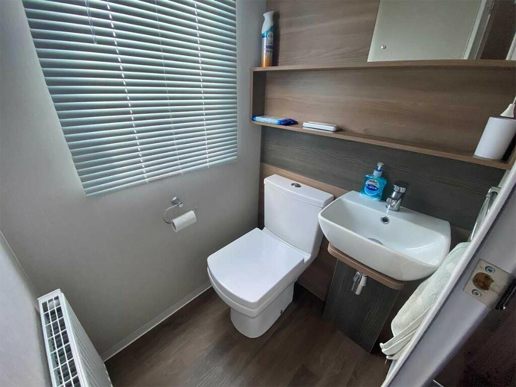 En-suite (bed 1)