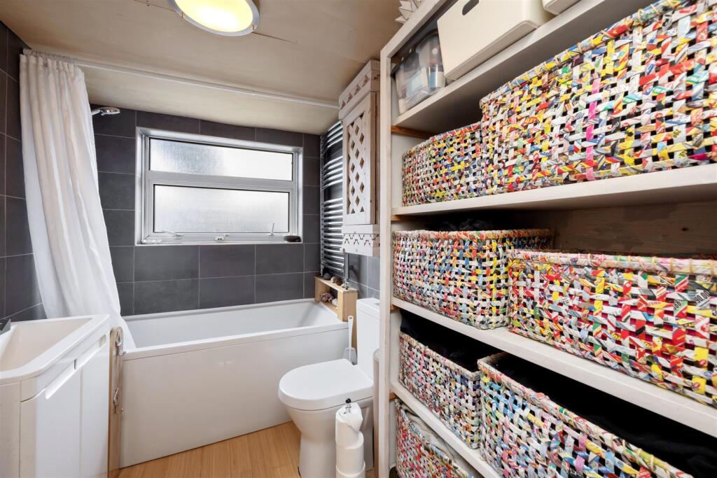 Ship Street 32 BATHROOM.jpeg