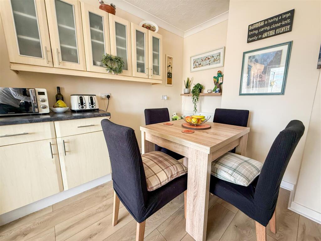 ALTERNATE VIEW OF KITCHEN/DINER