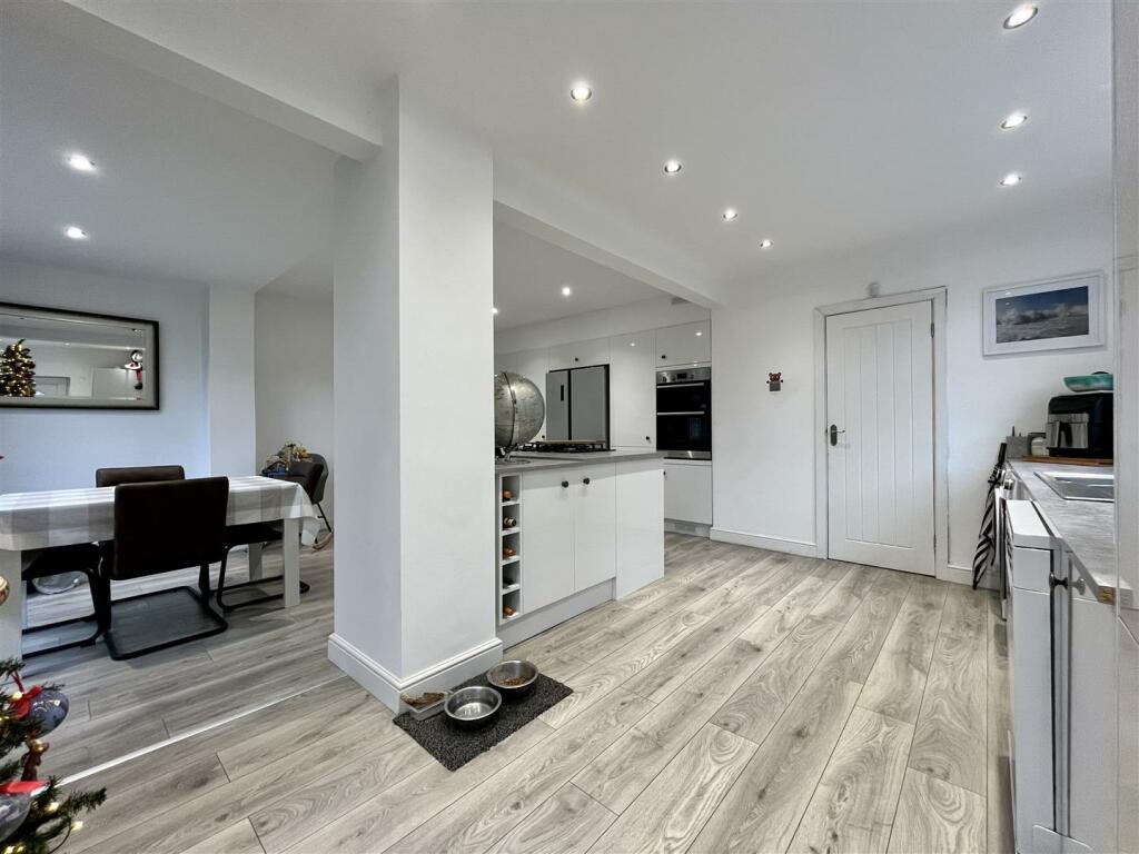 Dining Kitchen Aspect 3