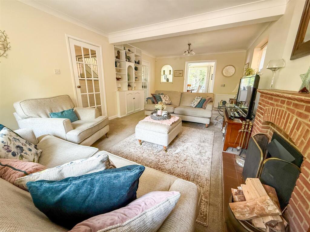 ALTERNATE VIEW OF LOUNGE