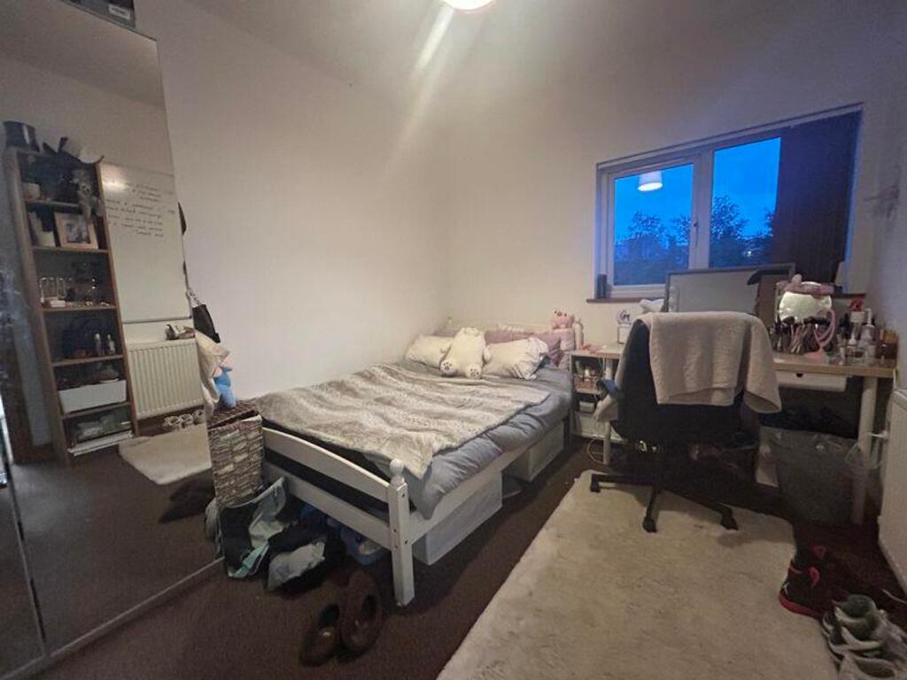A cozy double bedroom featuring a comfortable b...