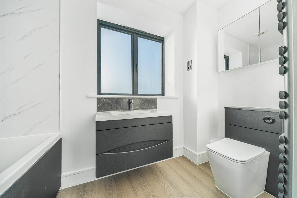 Ensuite Bathroom W.C (1)