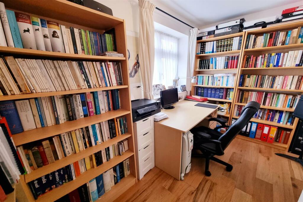 BEDROOM 4: