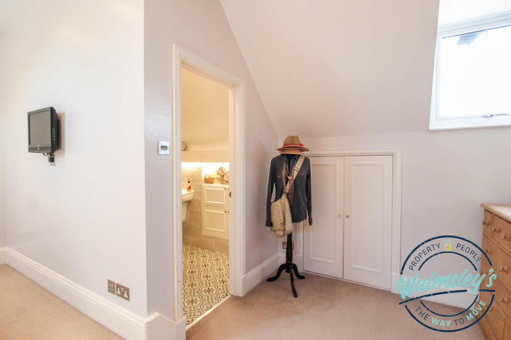Entrance to en-suite &amp; dressing areas