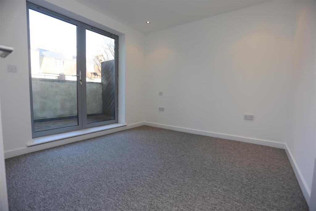 2, 13a Albion Street bed 2.JPG