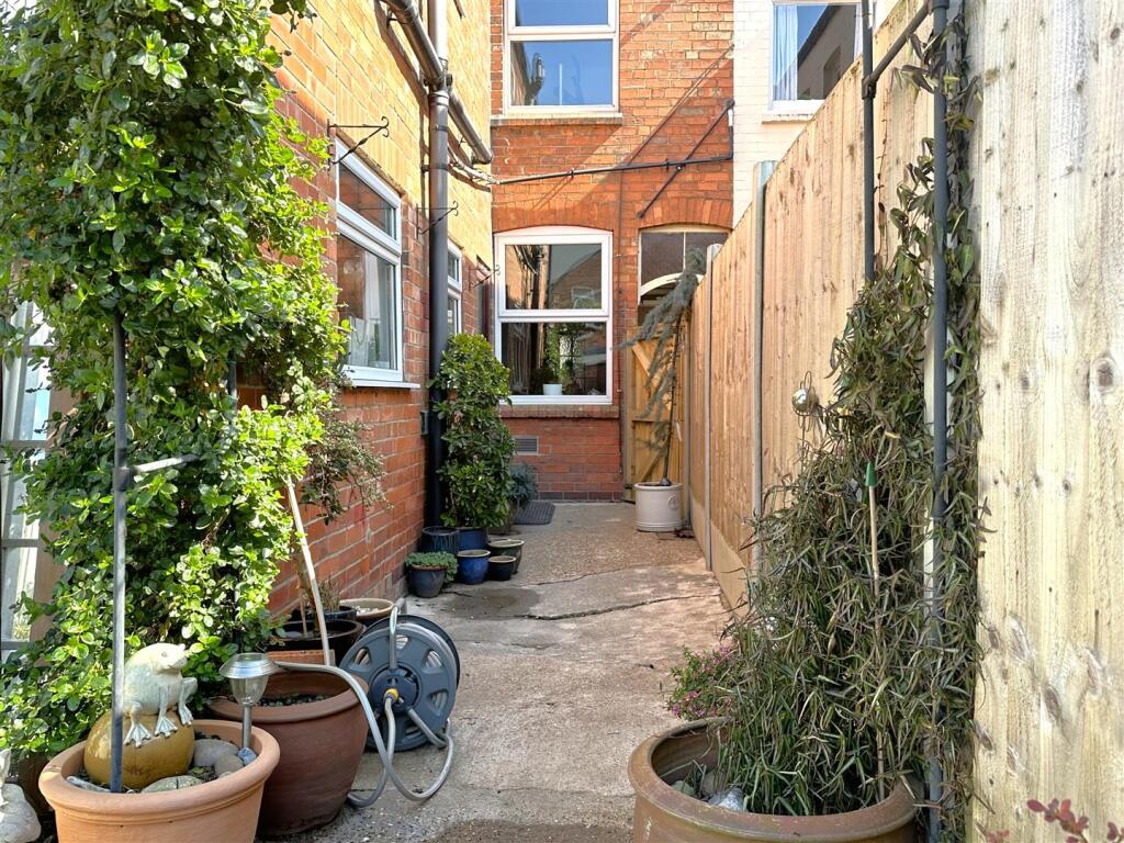 Secluded Seating Area 523