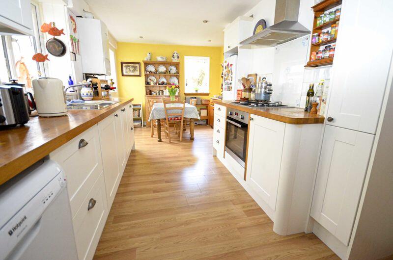 KITCHEN/BREAKFAST ROOM