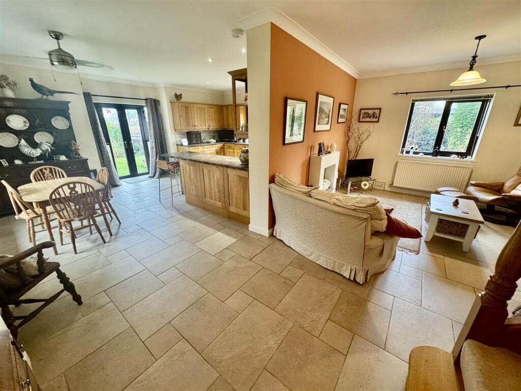 Open plan kitchen/dining/living room