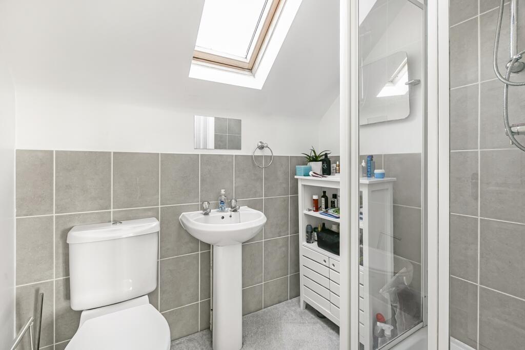 8 Berrington Grove showr