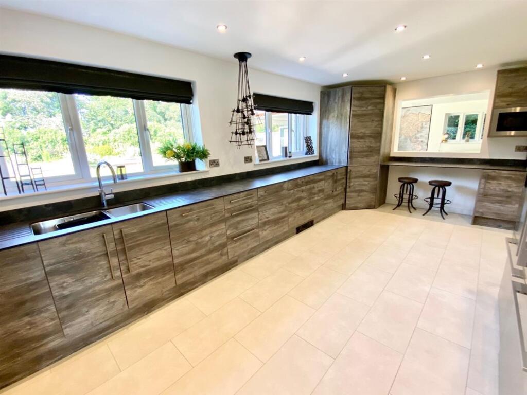 Kitchen Brakfast Room.jpg