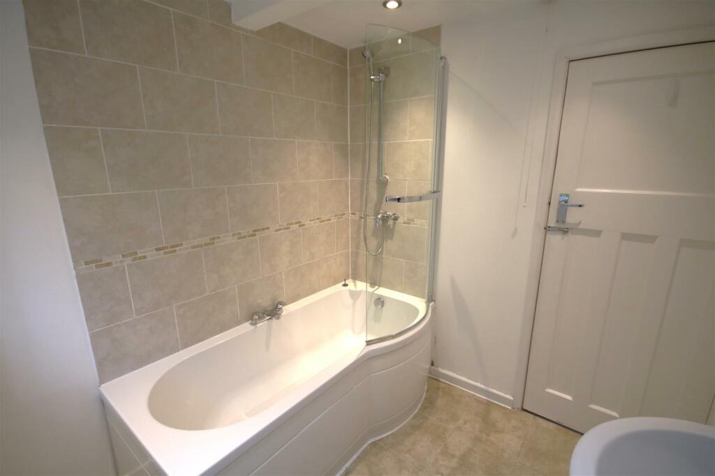 Family Bathroom b.JPG