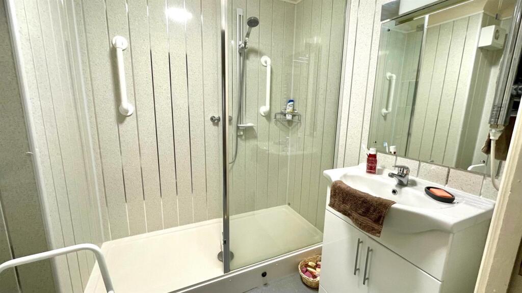 3-PIECE SHOWER ROOM