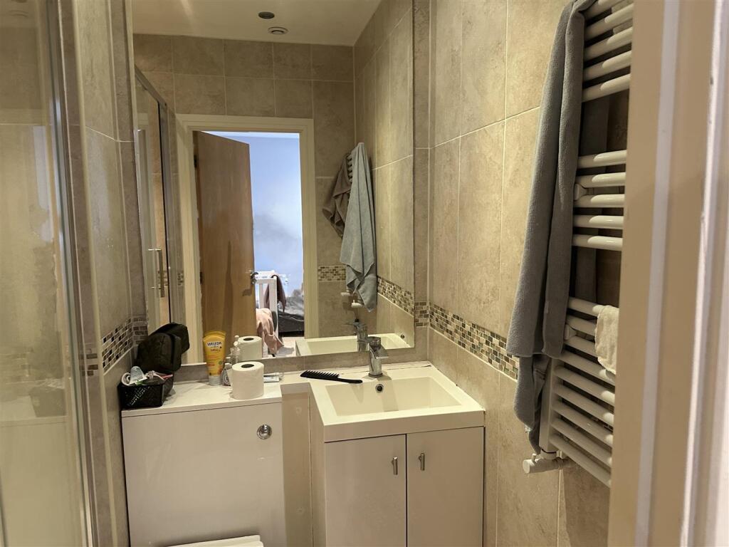 EN SUITE SHOWER ROOM