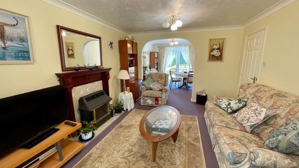 OPEN PLAN LOUNGE/DINING ROOM