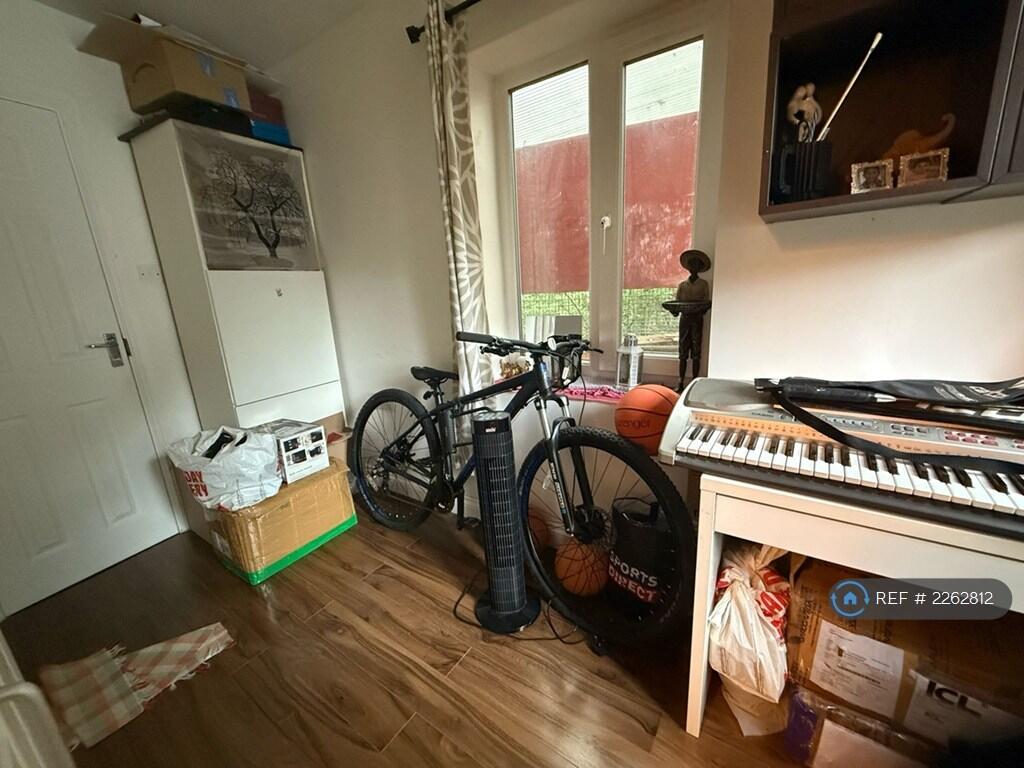 Single Bedroom - Ground Floor
