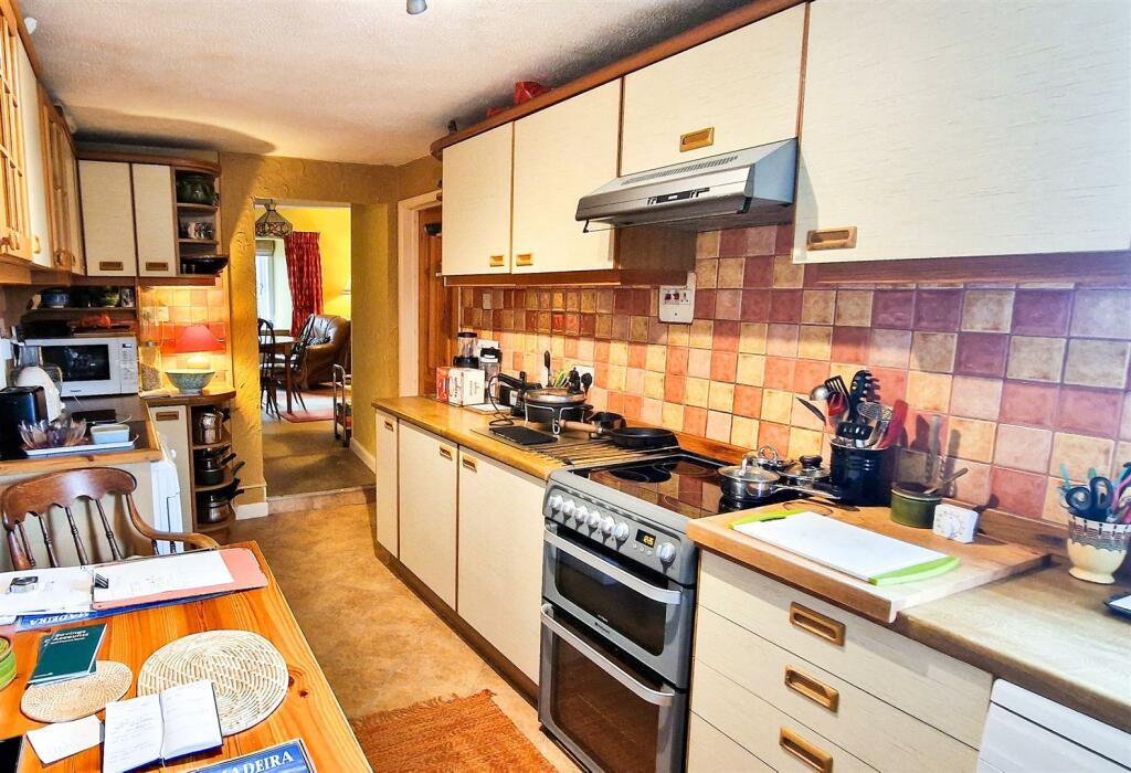 Kitchen 1.jpg