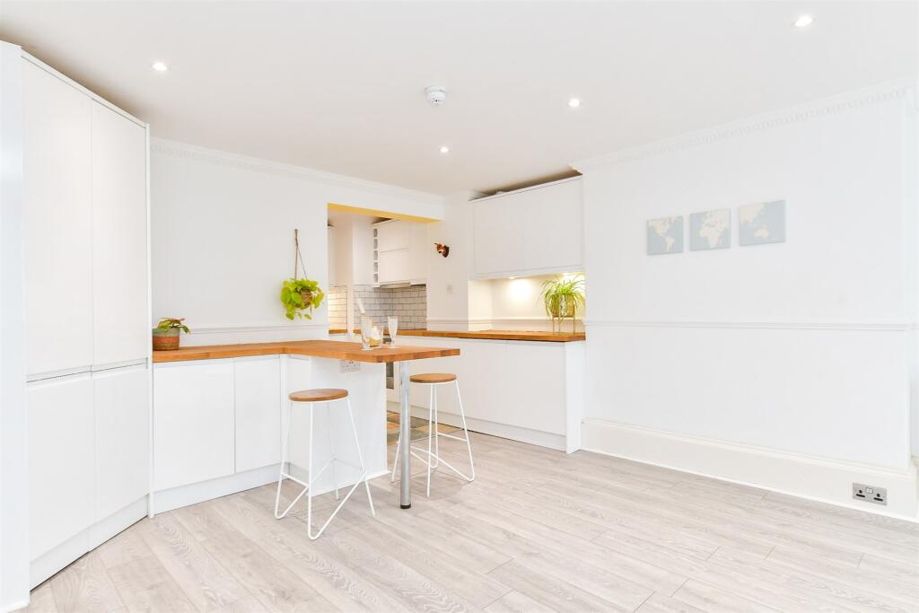 Kitchen/ Living Room
