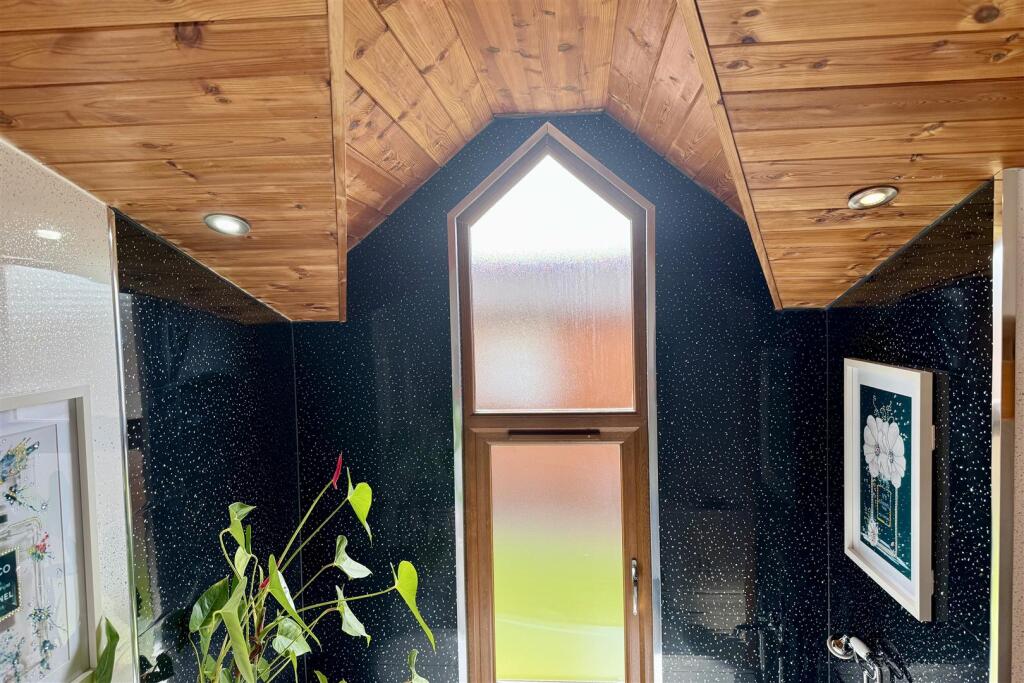 Ensuite bath/shower Room