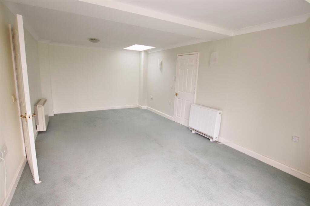 Lounge 2.JPG