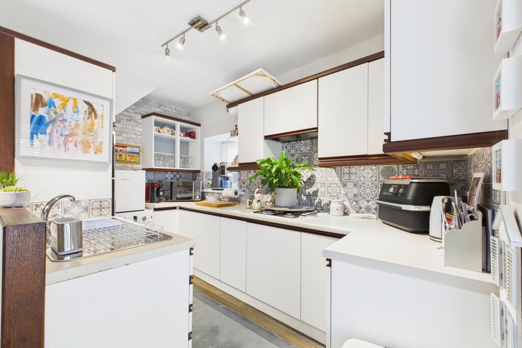 CAM04201G0-PR0125-STILL021