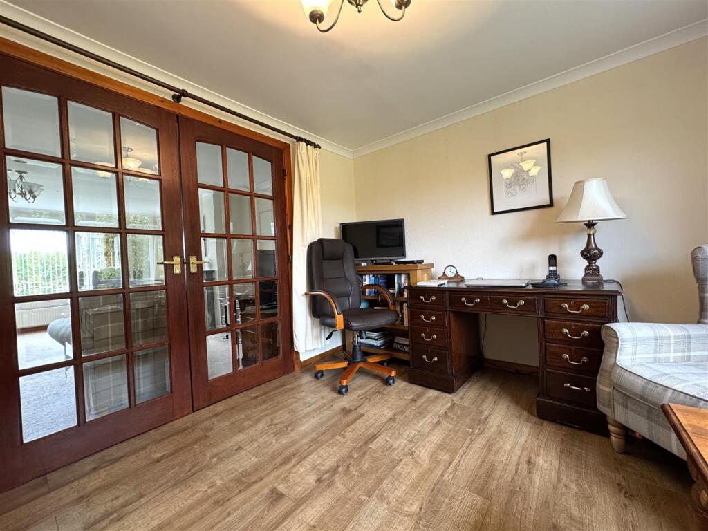DINING ROOM OR SNUG.JPG