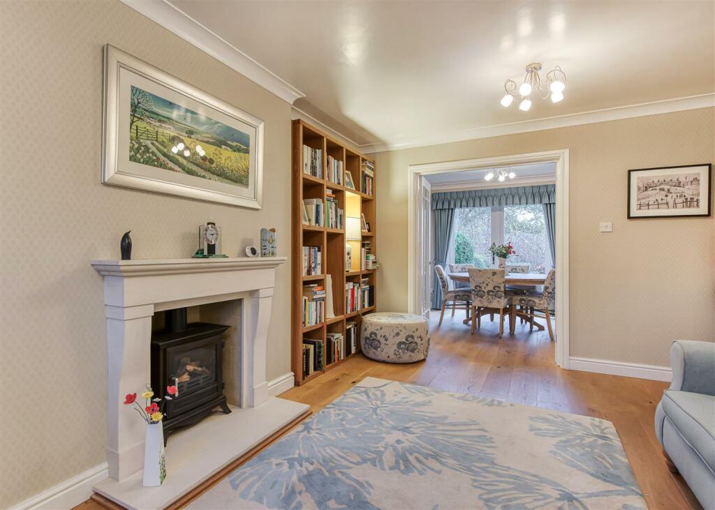 41 Penleigh Gardens-living3 RE.jpg